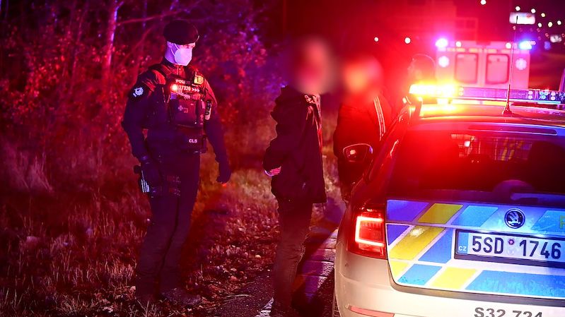 Mladík sebral rodičům auto a v noci u Prahy zabloudil, před policií vjel do křoví